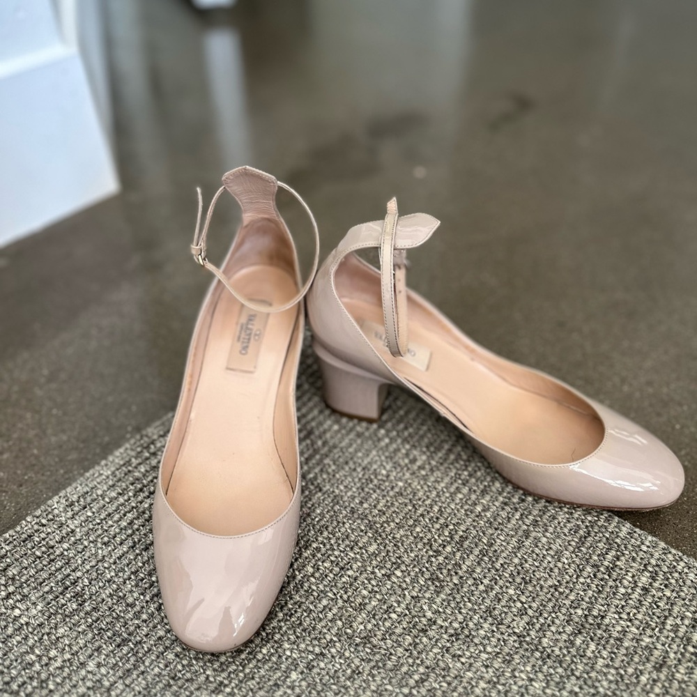 Valentino Garavani Tan-Go light pink patent leather halo strap pumps
